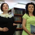 II Ogólnopolska Noc Bibliotek 2016_prowadzące:w czarnej sukience Justyna SIemion, w seledynowej sukience Sylwioa Dziurkowska